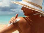 Women putting on Sunscreen what is the best sunscreen to use